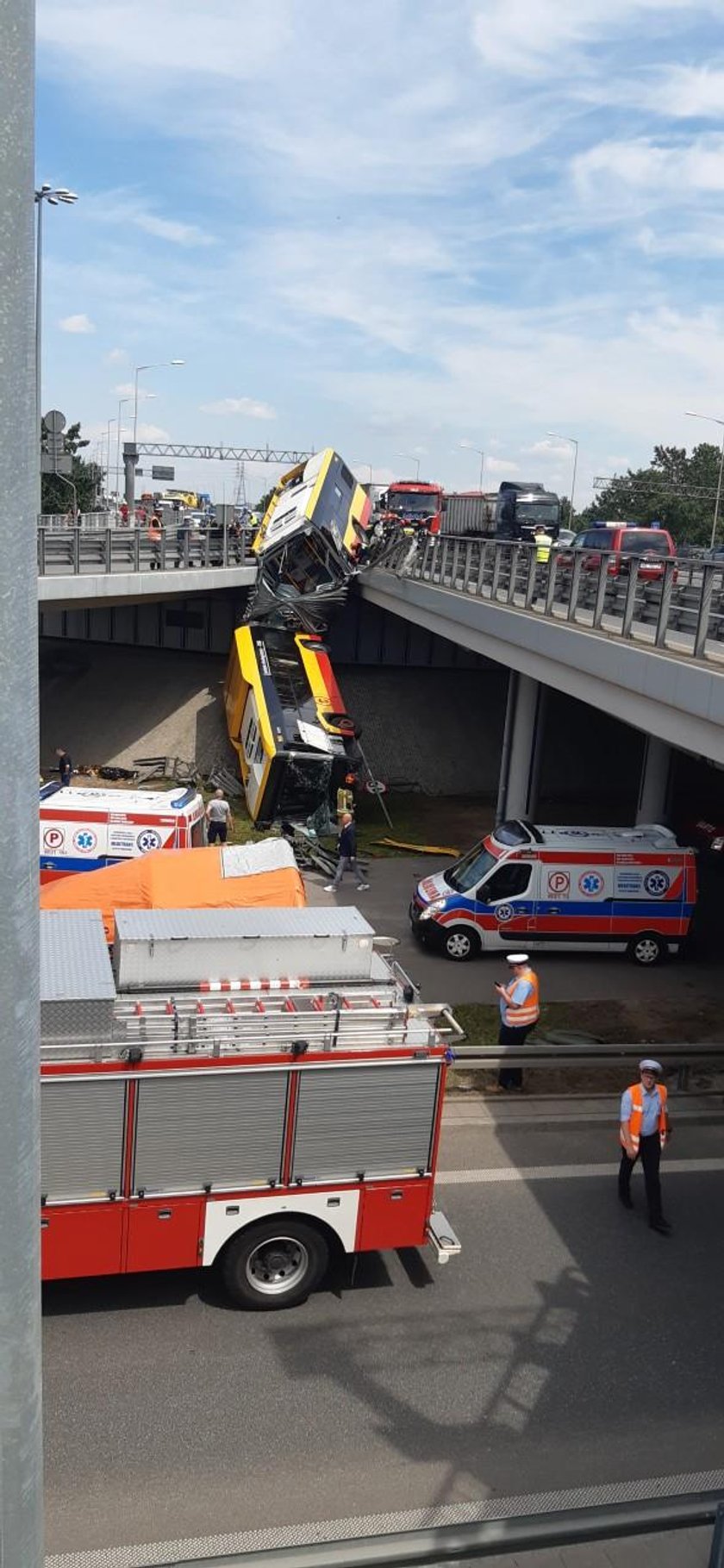 Autobus spadł z wiaduktu. Wiele osób rannych