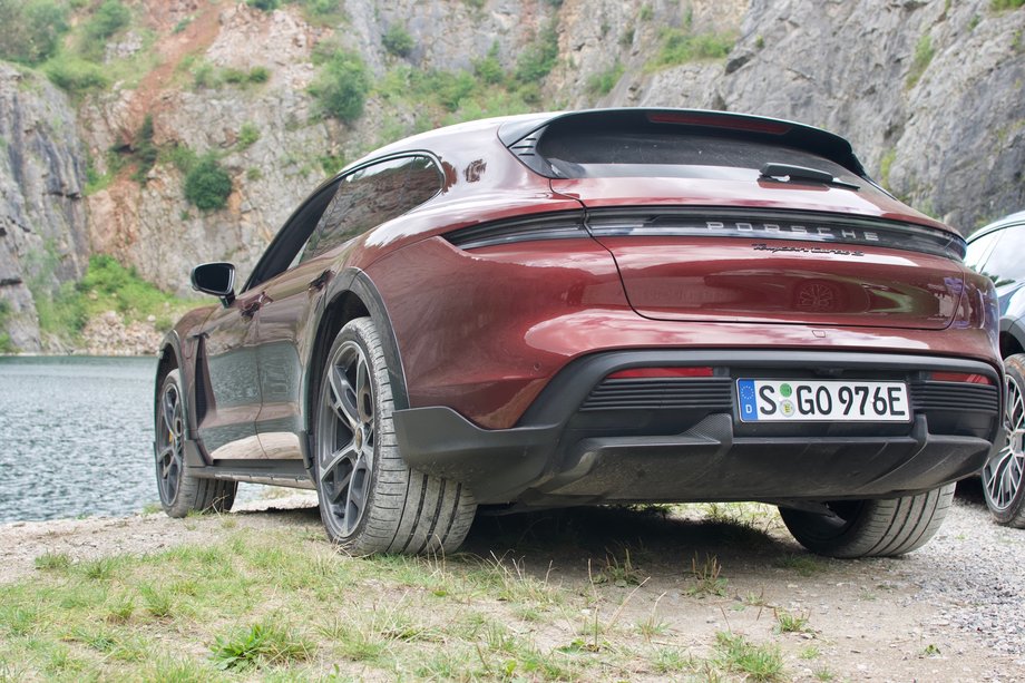 Porsche Taycan Turbo S Cross Turismo 