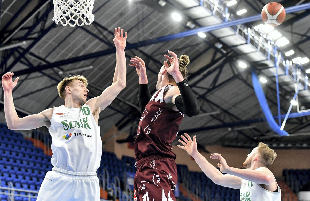 Koszykarze drużyny Śląsk Wrocław Jan Wójcik (L) i Aleksander Dziewa (P) oraz Baylee Steele (C) z zespołu PGE Spójnia Stargard podczas ćwierćfinałowego meczu finałowego turnieju Pucharu Polski