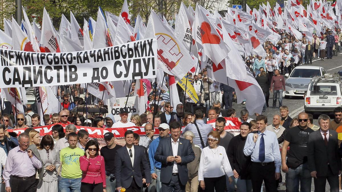 Nie bojkotujcie Euro 2012 na Ukrainie, bojkotujcie prezydenta Wiktora Janukowycza - zaapelował w poniedziałek do polityków europejskich jeden z najważniejszych przedstawicieli ukraińskiej opozycji Arsenij Jaceniuk.