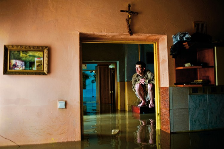 Nagroda Nikona – mecenasa konkursu Piotr Król, Polska Agencja Fotografów Forum.<br /><br />Brzeg na Opolszczyźnie. W czasie powodzi niektóre dzielnice zostały doszczętnie zalane. Mieszkaniec miasta w swoim zniszczonym przez powódź domu.