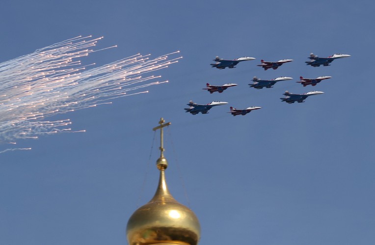 Po raz pierwszy pojawił się na defiladzie zmodernizowany samolot transportowy Ił-76MD-90A. Od starych wersji Ił-76 różni się on formą skrzydeł, mocą silników, zwiększoną masą i udoskonaloną elektroniką. Do maja br. wyprodukowano sześć takich maszyn, a armia rosyjska dysponuje obecnie tylko dwiema.
<br><br>
Z Moskwy Anna Wróbel (PAP)
<br>
awl/ ksaj/ ap/