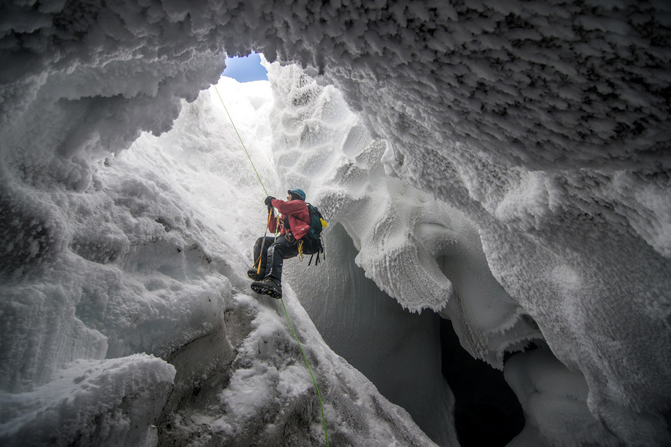 Mount Erebus Ice Cave (pol. Lodowa jaskinia w górze Erebus) - Alasdair Turner/National Geographic Traveler Photo Contest
