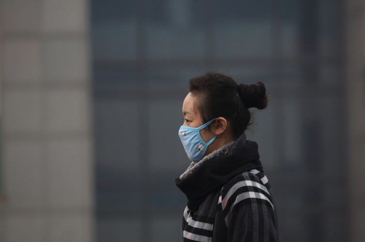Pekin z racji swojej wielkości i uwarunkowań klimatycznych zmaga się z ogromnym zanieczyszczeniem powietrza, którego źródłem są okoliczne miejscowości. Na początku tego roku smog w mieście osiągnął bardzo wysoki poziom, co przełożyło się w znacznym stopniu na życie mieszkańców. Odradzano im wychodzenie z domu, a widoczność była tak ograniczona, że na ekranach w mieście puszczano transmisje z niewidocznego tam zachodu słońca, a roślinom trudno było rosnąć. Chińscy oficjele znaleźli w tym jednak pozytywny aspekt – twierdzili, że dzięki zmniejszonej widoczności miasto jest bardziej odporne na amerykańską broń laserową.