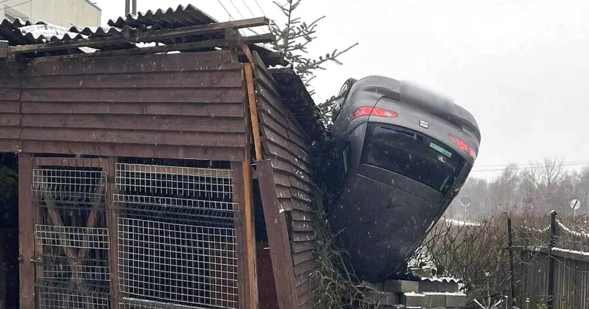 Niebywałe sceny w miejscowości Tur. Samochód osobowy zawisł na budynku