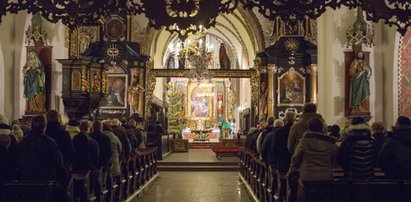 Ksiądz nagrywa wiernych w kościele