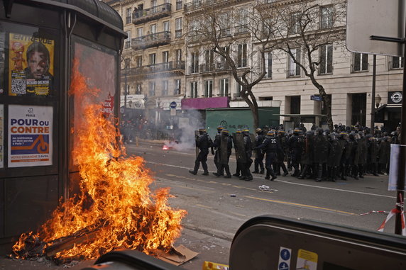 Fala protestów przetacza się przez Francję. Gwałtowne starcia z policją