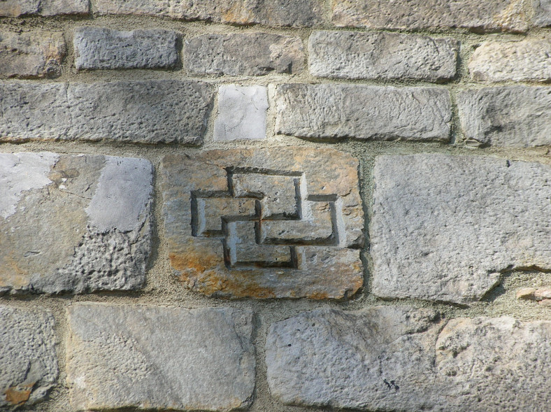 Podwójna swastyka na ścianie kolegiaty z XII w. w Kruszwicy