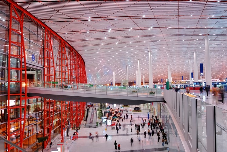 5. miejsce - Port lotniczy w Pekinie - Stołeczny port lotniczy Pekin szybko stał się jednym z najbardziej ruchliwych lotnisk świata w ostatniej dekadzie. W 20005 roku w Pekinie odprawiono 30 mln pasażerów, zaś w zeszłym roku aż prawie 82 mln, co pozwoliło na tytuł jednego z najbardziej ruchliwych lotnisk na świecie. Lotnisko w Pekinie posiada 3 terminale, z których Terminal 3 jest jednym z największych terminali na świecie oddany w jednym etapie z powierzchnią 986 000 metrów kwadratowych. Ale nawet tak wielkie lotnisko nie jest w stanie pomieścić rosnącego ruchu, w związku z czym Chińczycy planują budowę, nowego lotniska, które będzie w stanie obsługiwać rocznie od 120 milionów do 200 milionów pasażerów rocznie.