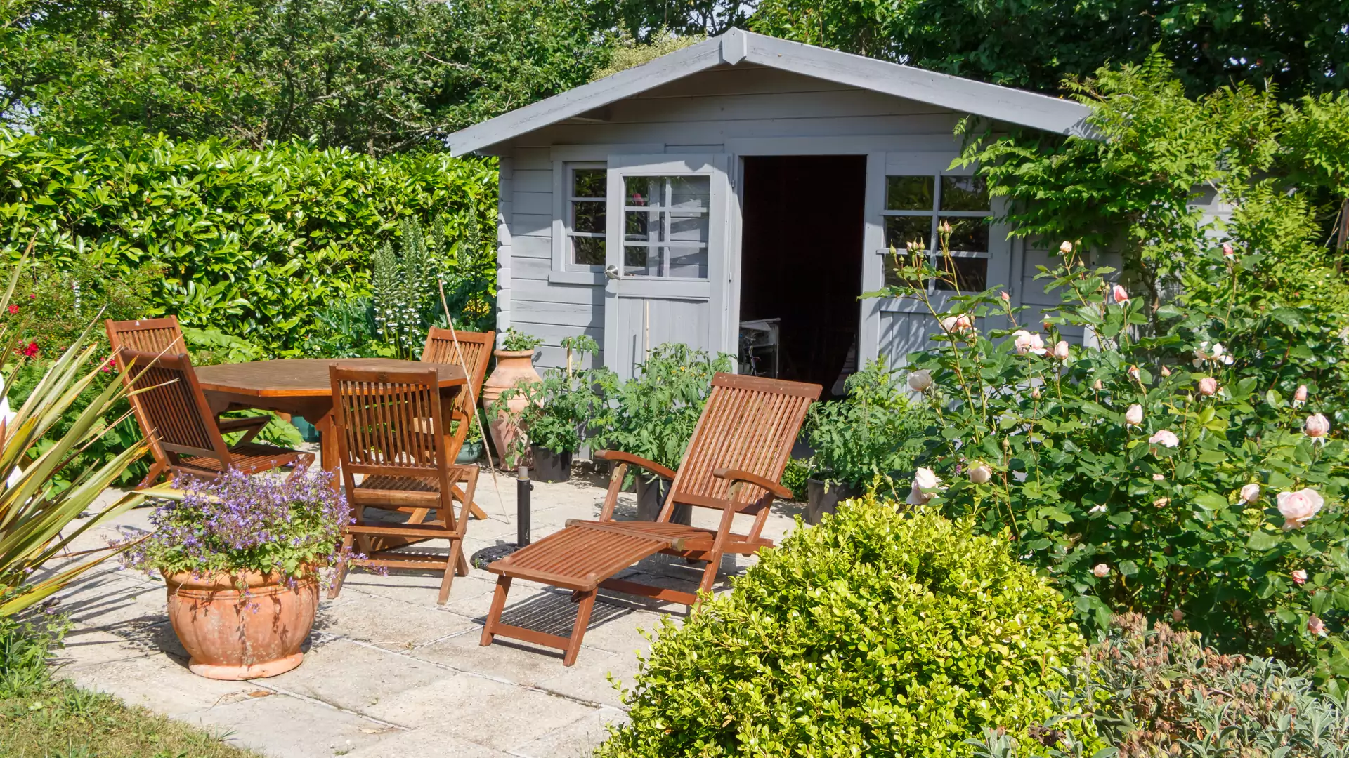 Leżaki ogrodowe — idealne do opalania się i odpoczywania z książką