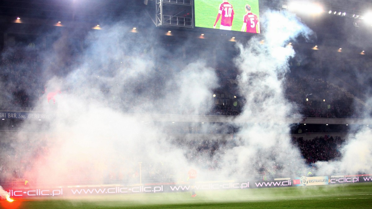 W grupie osób, z których część wystrzeliła w sobotę race na stadion i trybuny krakowskiej Wisły, był jeden z członków zarządu Towarzystwa Sportowego "Wisła". Piotr W. otrzymał zarzuty utrudniania czynności funkcjonariuszom policji - podaje portal Gazeta.pl.