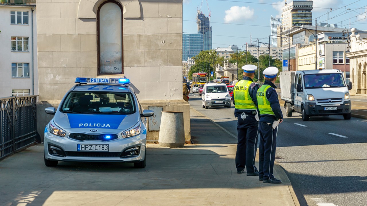 Wypadek policyjnego radiowozu w Warszawie. Trzy osoby w szpitalu