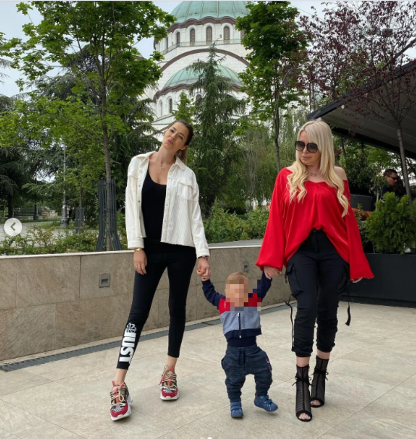 Nela sa unukom i ćerkom, slika iz 2020 godine 