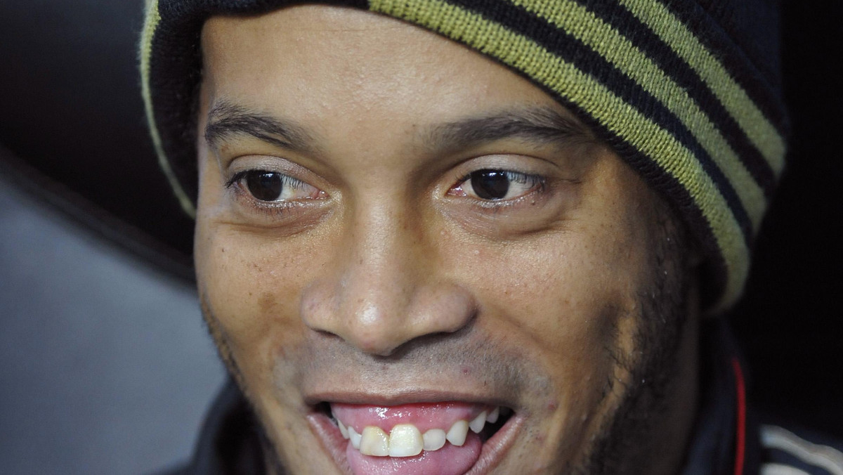 Brazylijczyk Ronaldinho został przyłapany przez fotoreporterów, jak w czwartek o 2 w nocy opuszcza jeden z nocnych klubów w Mediolanie.