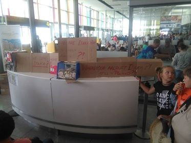 Polscy turyśc na lotnisku w Warnie