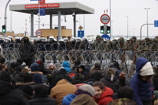 Łukaszenka polecił rozmieścić kobiety i dzieci z obozowiska na granicy w centrum logistycznym