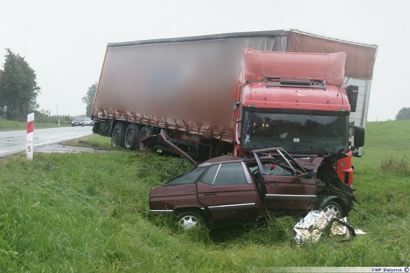 Policjanci na miejscu wstępnie ustalili, że 46-letni kierowca ciężarówki marki Scania, jadąc od strony Bargłowa Kościelnego, najprawdopodobniej chcąc uniknąć uderzenia w tył poprzedzającej go cysterny, zjechał na przeciwległy pas ruchu...