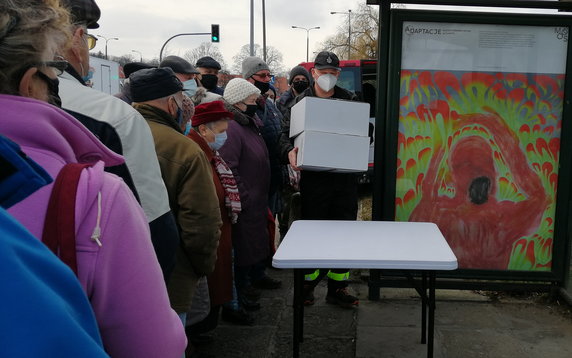 Mieszkańcy odbierali darmowe maseczki