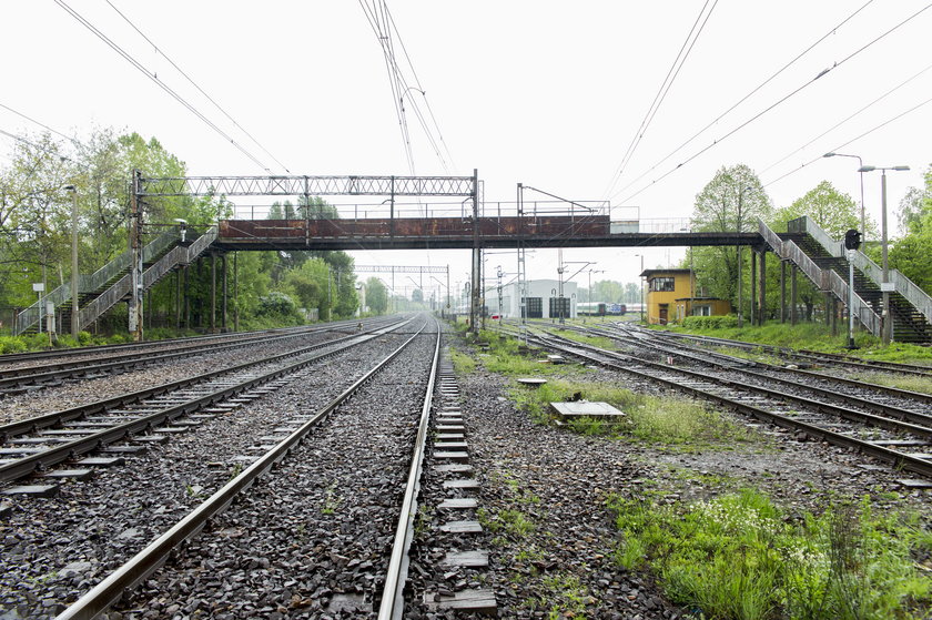 ładka nad torami przy ulicy Paderewskiego w Katowicach jest w bardzo złym stanie