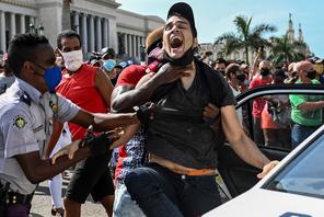 Policja aresztuje uczestnika demonstracji przeciwko rządowi prezydenta Miguela Díaza-Canela w Hawanie, Kuba, 11 lipca 2021 r