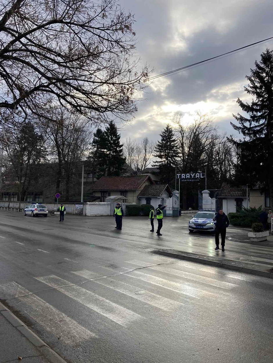 Policija ispred fabrike "Trajal" u Kruševcu 