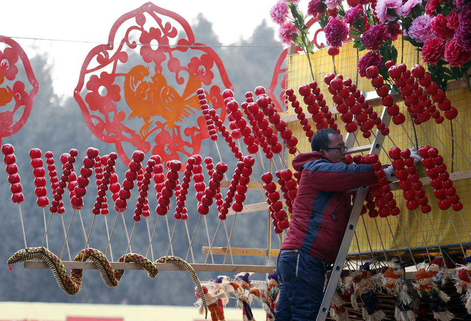 Chińczycy żegnają rok smoka i witają rok węża