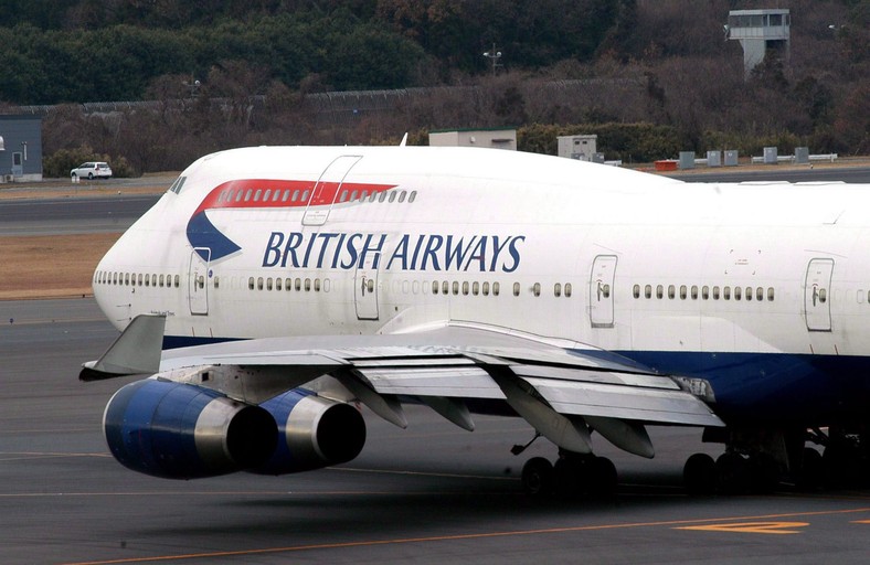 Samolot pasażerski British Airways na międzynarodowym lotnisku w Tokio w grudniu 2003 r. Linie British Airways poinformowały, że niewielkie ślady substancji, która zabiła byłego agenta, zostały znalezione w co najmniej dwóch samolotach