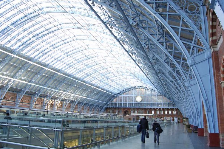 Dworzec Saint Pancras w Londynie. Budynek dworca został wzniesiony w XIX wieku, zmodernizowany w 2007 r.; posiada 15 peronów Fot. Shutterstock