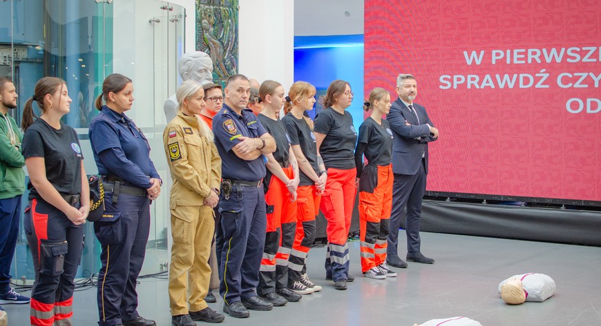 Masaż serca wykonywano jednocześnie na kilkunastu fantomach, w rytm specjalnie skomponowanej na tę okazję piosenki.