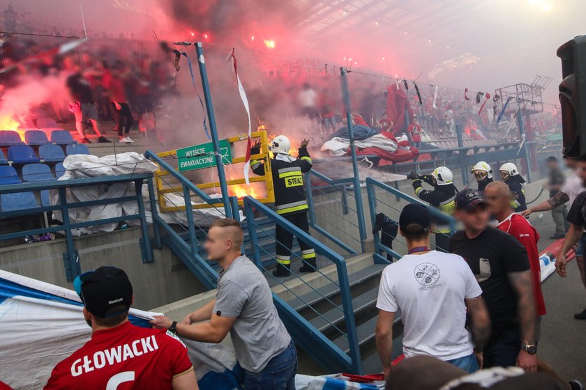 Co za głupota! Polscy chuligani podpalili własny stadion