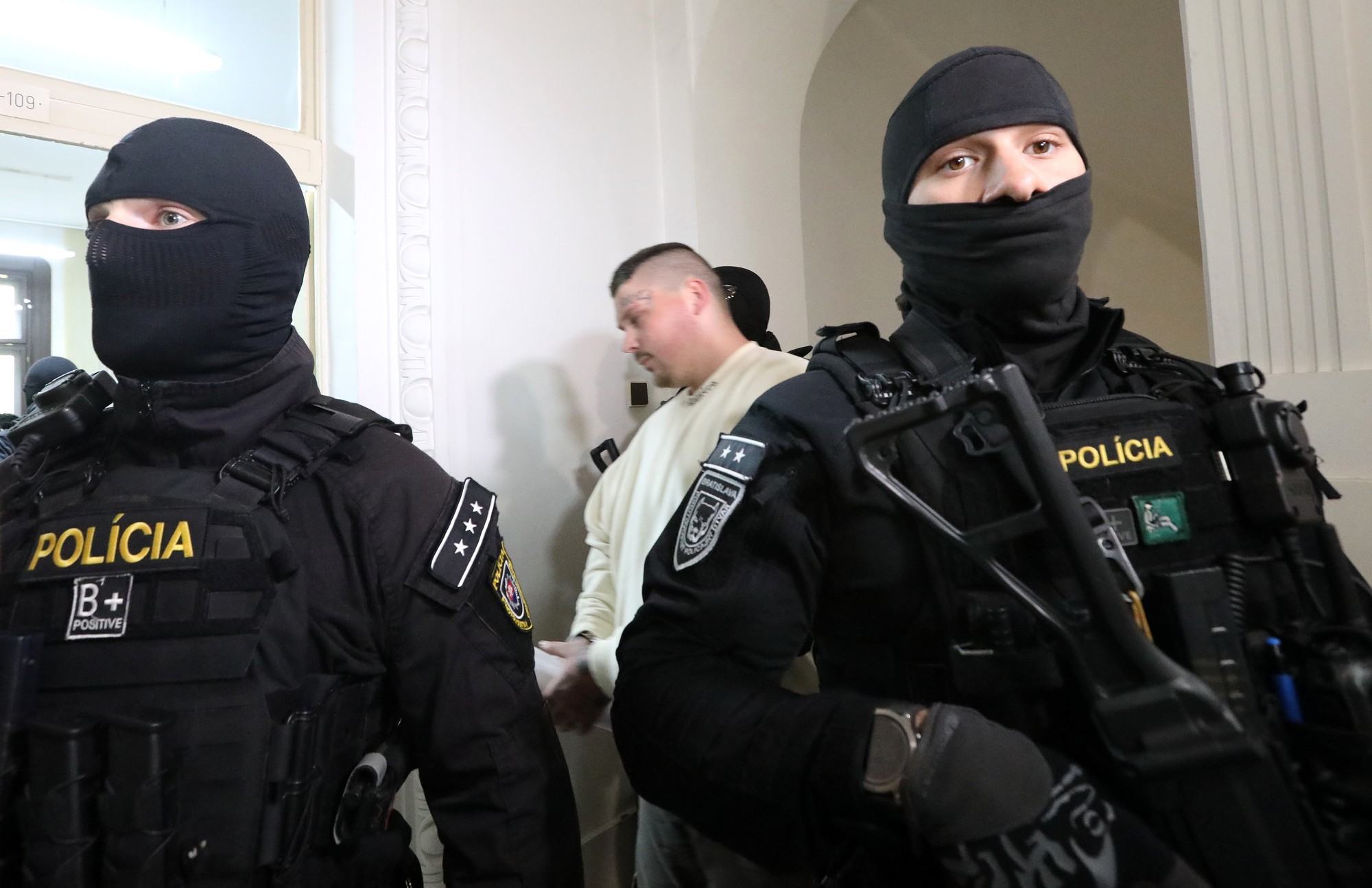 Výsluch obvinených v súvislosti s podozrením z činnosti neonacistickej skupiny pôsobiacej v Bratislave.