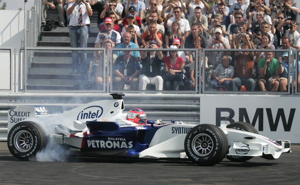 WYŚCIGI SAMOCHODOWE F1 BMW SAUBER PIT LANE PARK