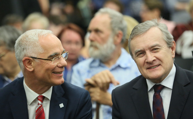 Dodał, że jako minister kultury, a także uczestnik alternatywnego ruchu teatralnego lat 70-tych, pamiętający przedstawienia zespołów Jerzego Grotowskiego, Petera Schumanna czy Petera Brooka, w pełni popiera wydarzenia artystyczne takie jak Festiwal Malta