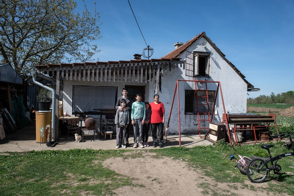 Delići ispred kuće