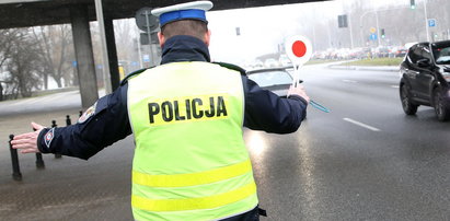 Uciekał przed policją. Rajd zakończył na słupie