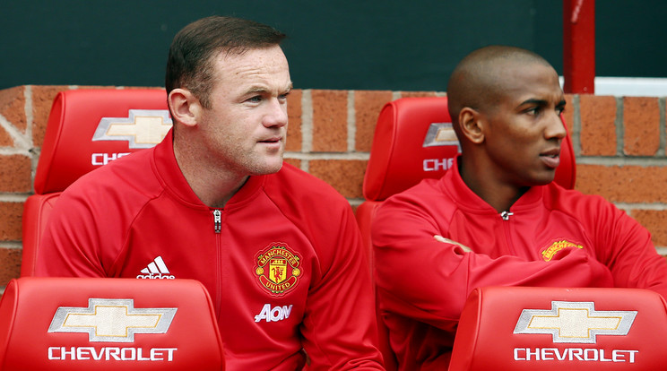 Rooney (balra) kezdi megszokni a cserepadot /Fotó: AFP