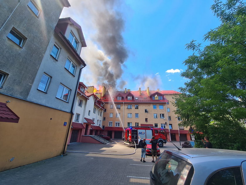 Pożar domu w Zgierzu. Dach płonął jak pochodnia