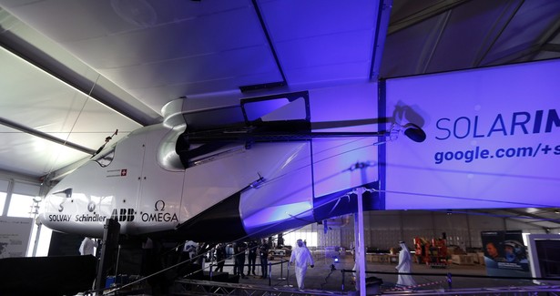 Solar Impulse 2 to następca eksperymentalnego samolotu elektrycznego o tej samej nazwie, który w 2013 roku odbył historyczny przelot nad USA, korzystając wyłącznie z energii słonecznej. Historia tych niezwykłych maszyn sięga roku 2003, gdy Szwajcar Bertrand Piccard rozpoczął pracę nad projektem Solar Impulse Project. (fot. EPA/STRINGER Dostawca: PAP/EPA)