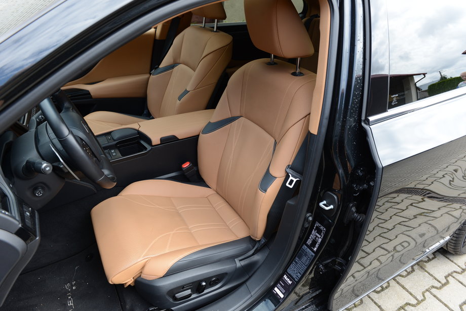 Lexus ES 300h - do dyspozycji kierowcy i pasażera są wygodne, obszerne fotele, które mogą być wyposażone w elektryczne sterowanie, podgrzewanie i wentylację.