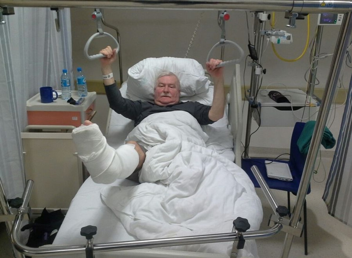 Lech Wałęsa na szpitalnym łóżku (Fot. www.wykop.pl/ludzie/lechwalesa/)