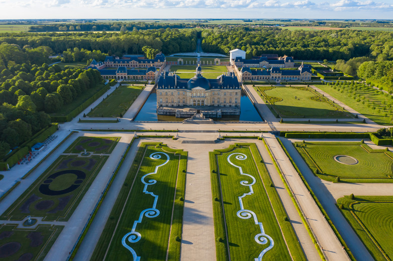 Królewski francuski renesansowy zamek i ogrody w Vaux-le-Vicomte