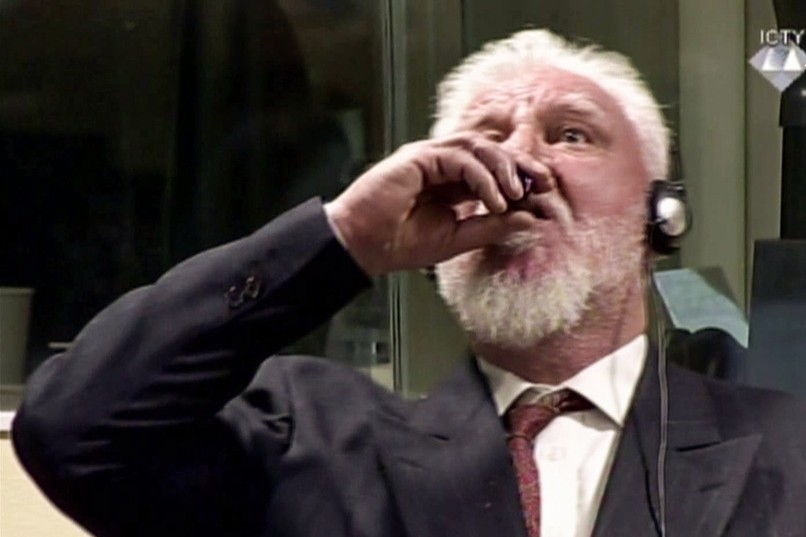Praljak pije otrov