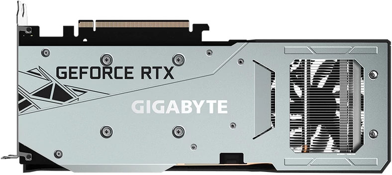 Gigabyte GeForce RTX 3050 GAMING OC – metalowy backplate karty wystaje dużo poza płytę PCB, dzięki czemu usztywnia kartę i układ chłodzenia, a duży otwór na tyle umożliwia łatwy przepływu powietrza.