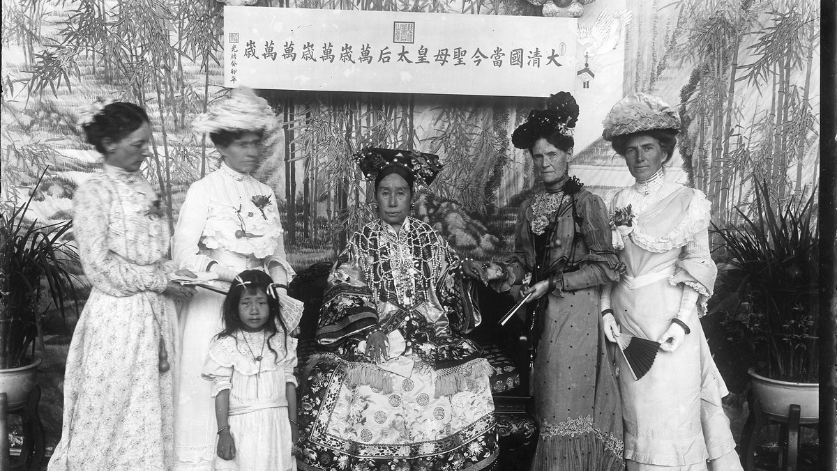 FOTOGRAFIA Z KSIĄŻKI „CESARZOWA WDOWA CIXI