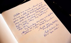 Mieszkańcy Warszawy i politycy oddają hołd ofiarom zamachu w Nicei. PKiN w barwach Francji