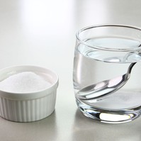 Sós víz a pohárban – hidratációs csodatrükk vagy veszélyes divat?