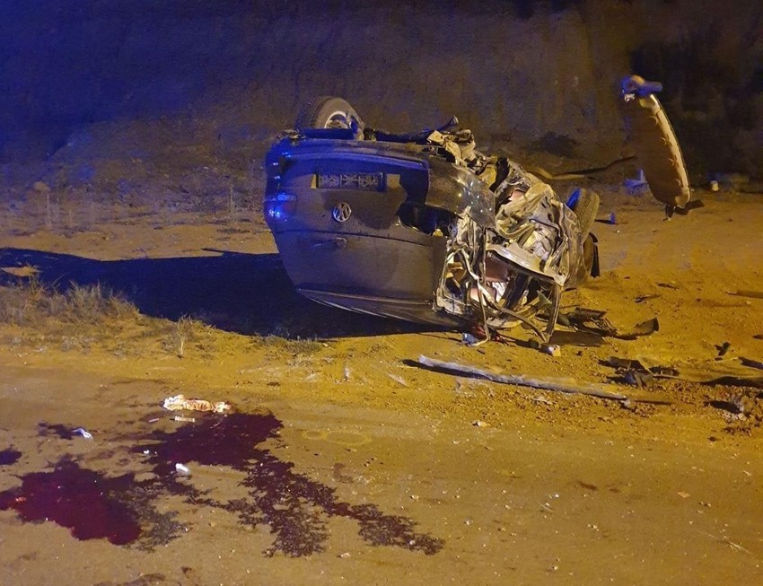 Prevrnut i smrskan automobil pored puta