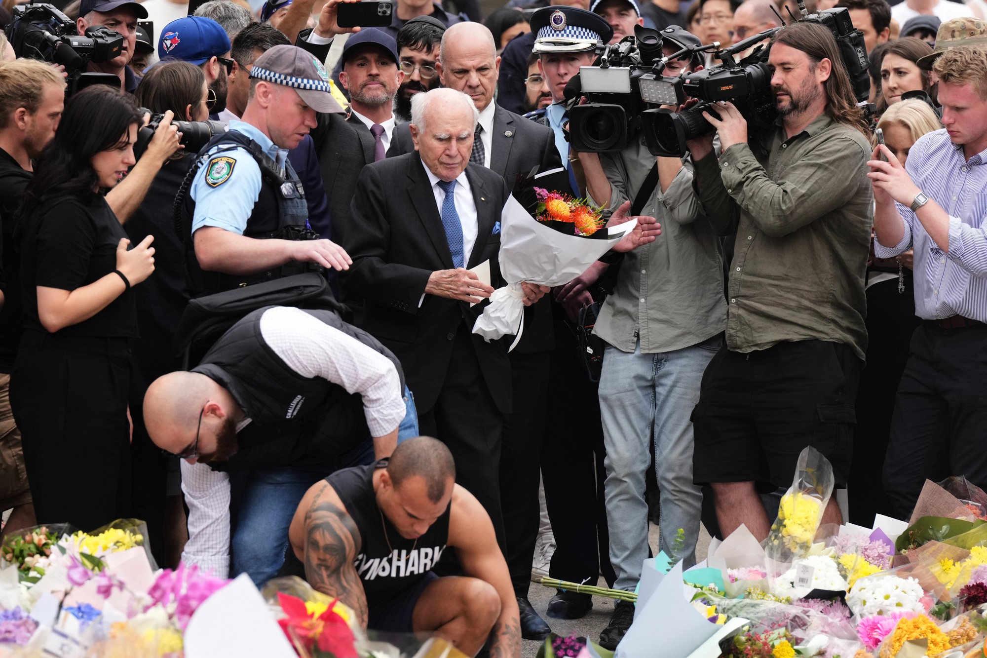 Na mieste tragédie v Sydney vznikol kvetinový pamätník venovaný obetiam streľby.