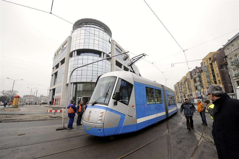 ROBY TRAMWAJU SKODA NA TOROWISKU NA PL BEMA PRZED POWROTEM RUCHU TRAMWAJOWEGO