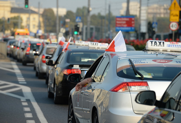 Warszawa stanęła. Taksówkarze protestują, miasto utonęło w korkach